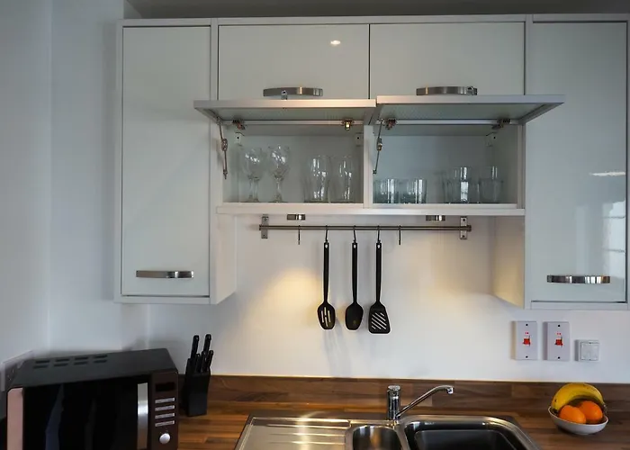 Stylish Spacious Apartment With Free Parking
