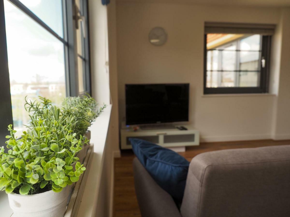 Stylish Spacious With Free Parking Apartment *