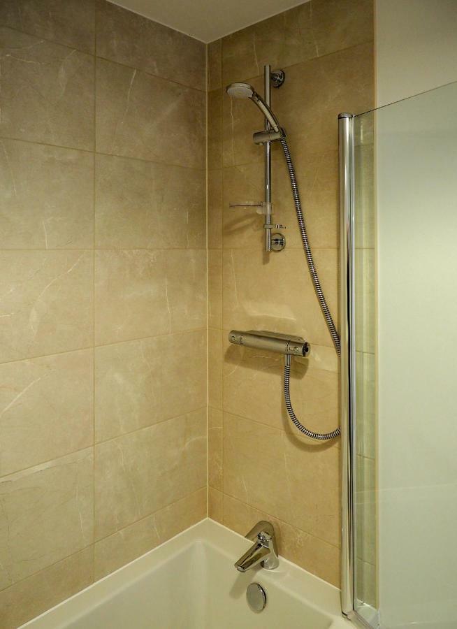 Stylish Spacious With Free Parking Apartment Farnborough (Hampshire)