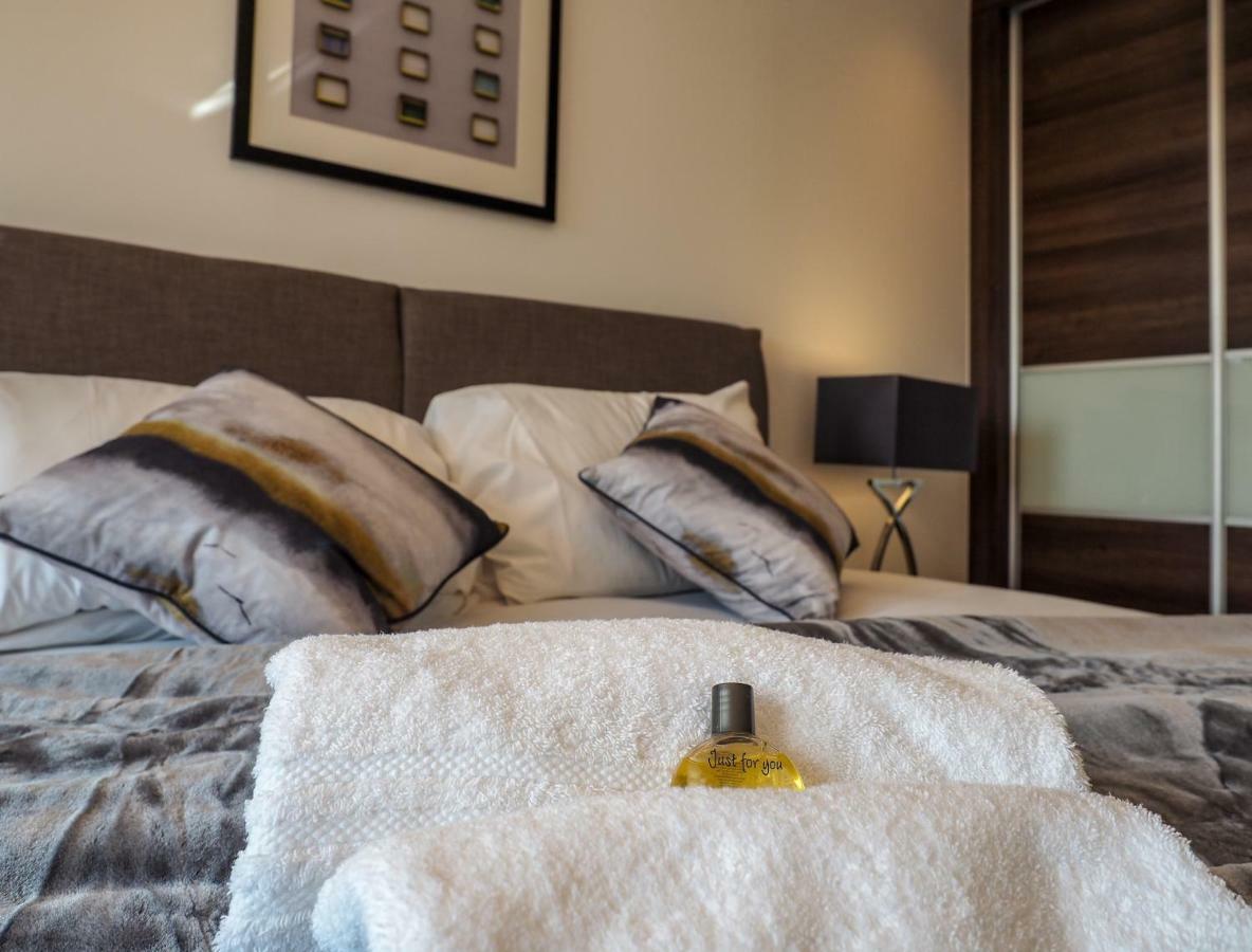 Stylish Spacious With Free Parking Apartment